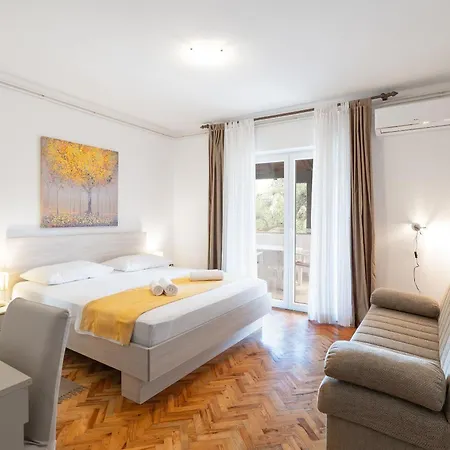 Ivo Apartment *
